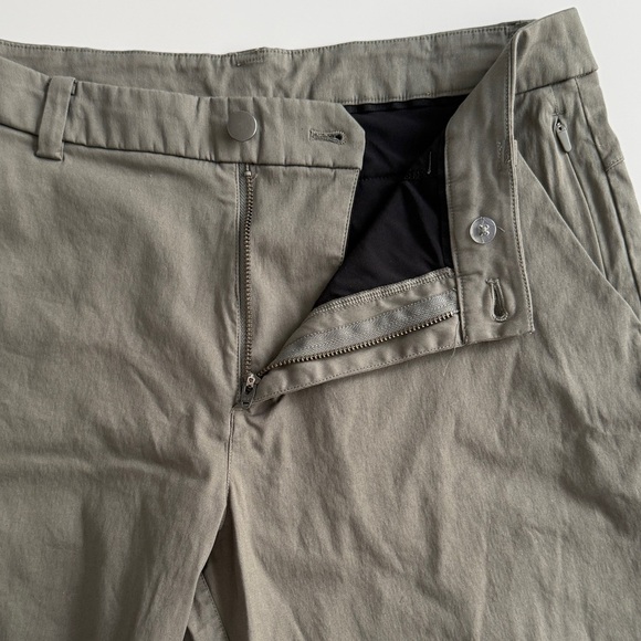 Lululemon Mens Commission Shorts Sz 30 Army Olive Green Chino 9” Classic Pockets - Picture 7 of 11